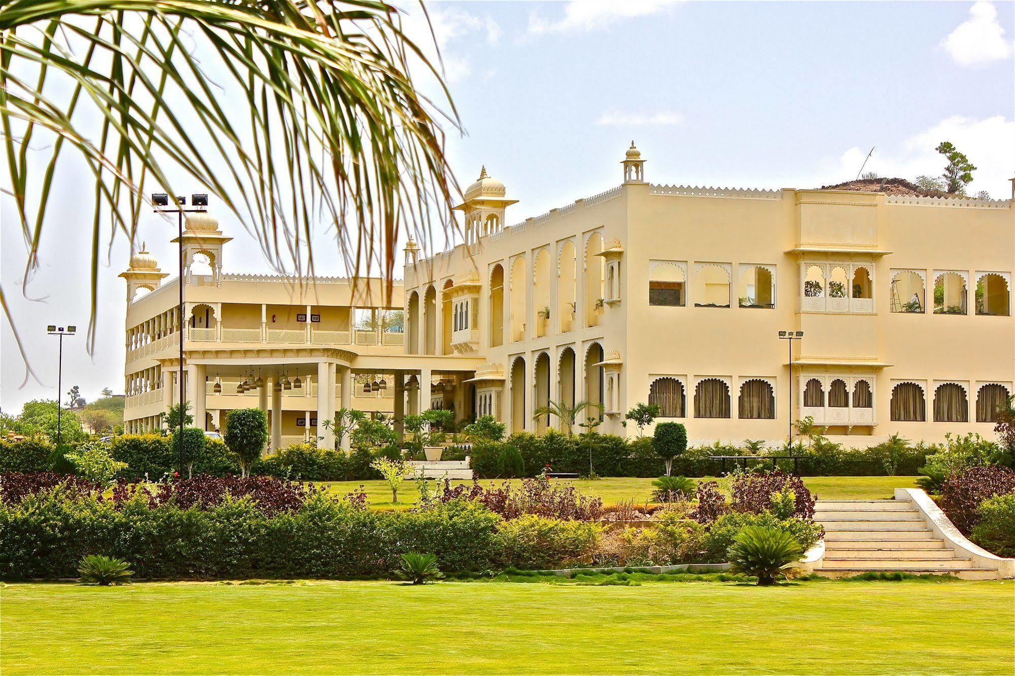 Club Mahindra Udaipur Hotel Exterior photo